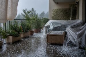 Grandine sul balcone: cosa proteggere per primo tra tende, piante e arredi
