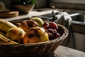 Moscerini nella frutta: perché pulire il cestino non basta quando fa caldo